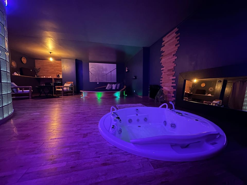 chambre IGNAZIO avec jaccuzi lit rond et jardin Bed and Breakfast in Nouvelle-Aquitaine