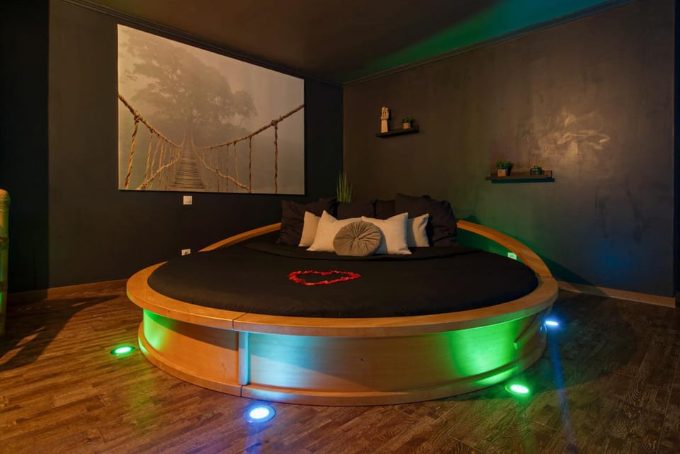 chambre IGNAZIO avec jaccuzi lit rond et jardin Bed and Breakfast in Nouvelle-Aquitaine