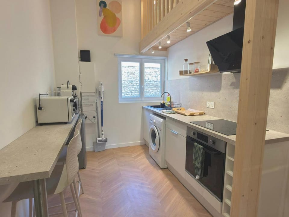 Coffee/tea facilities, heating, internet, microwave, oven, toaster, washing machine, kitchen, air conditioner