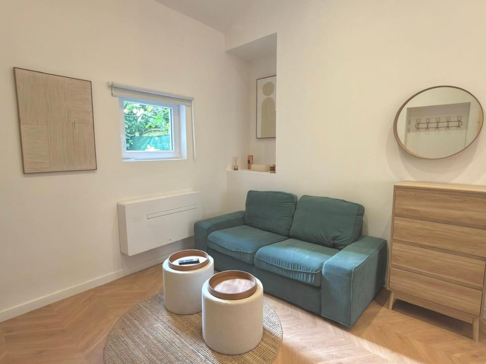 TV and multimedia, Living room, Seating area, heating, internet, air conditioner