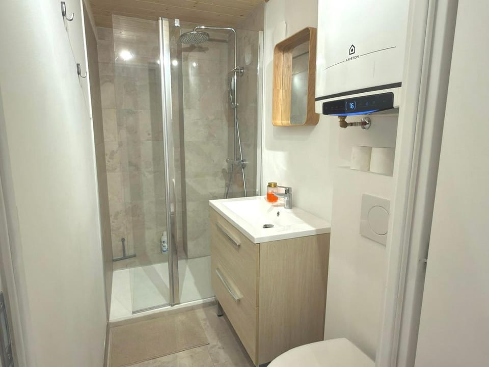 Shower, Toilet, Bathroom, heating, internet, towels