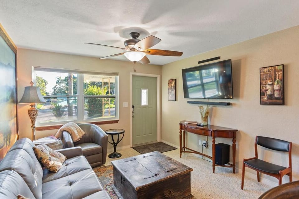 Gulfport Retreat with Wine Cellar Charm House in St Petersburg