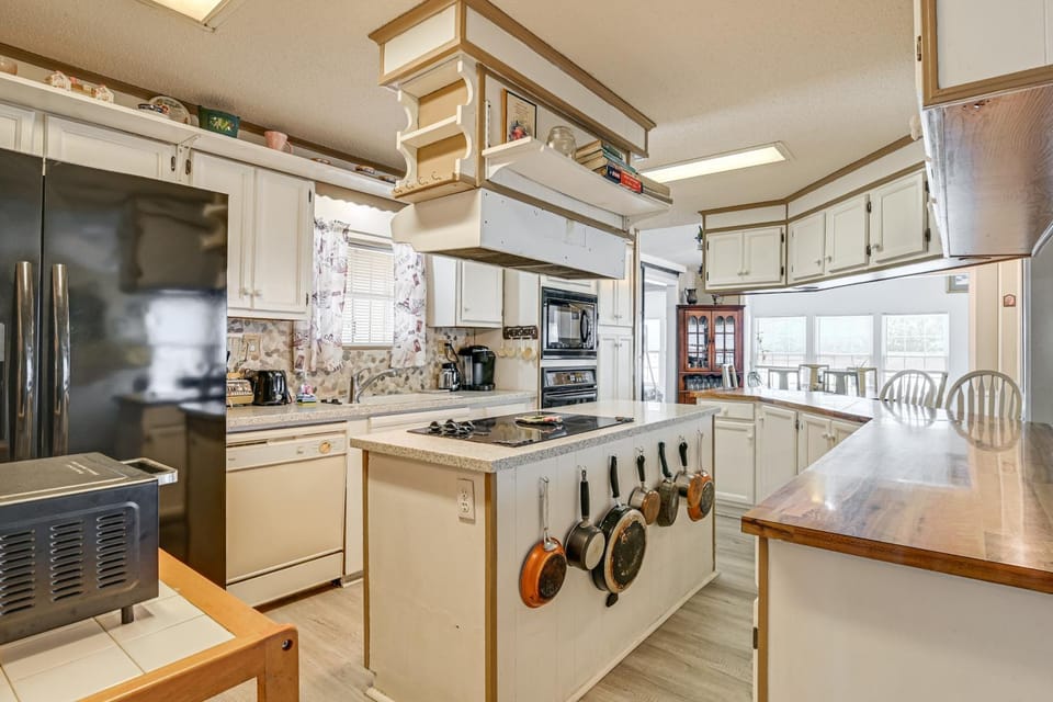 < 1 Mi to Sand! Family-Friendly Surfside Beach Gem House in Surfside Beach