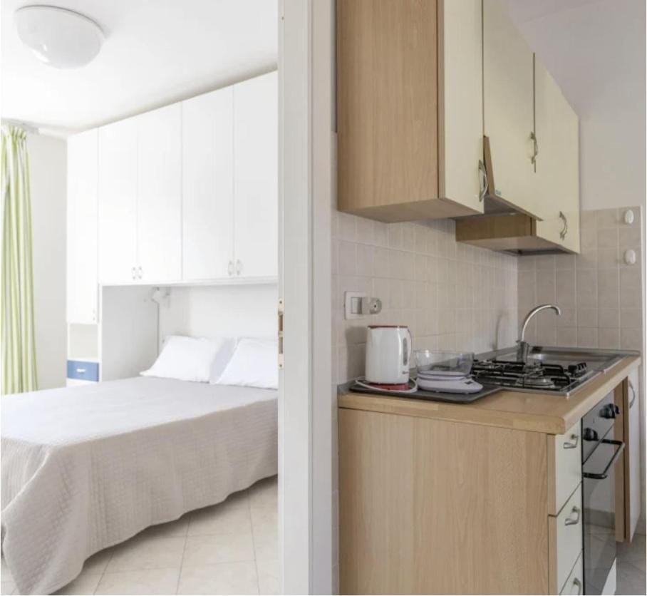Bedroom, kitchen