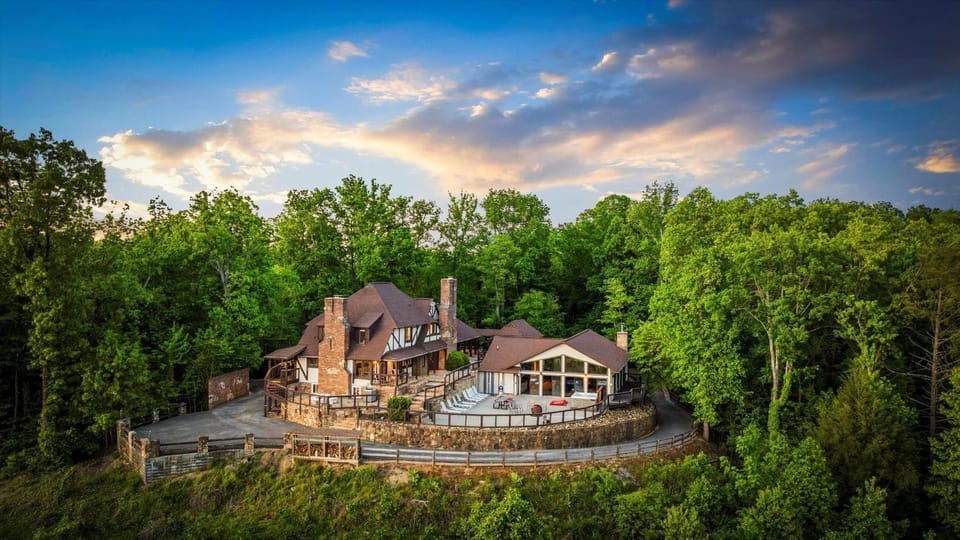 Mountain View Mansion House in Pittman Center
