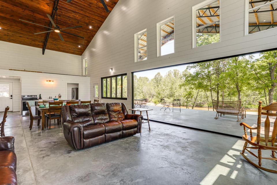 Riverfront Retreat w/ Porch & Views in Des Arc! House in Missouri