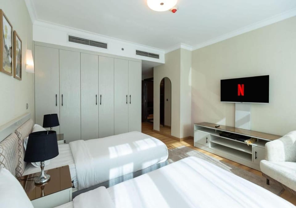Bed, Living room, Photo of the whole room, Bedroom, wardrobe