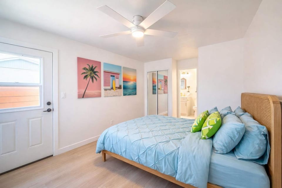 New Modern 1BR Apartment w Yard 3 blocks to Ocean Apartment in Pacific Beach