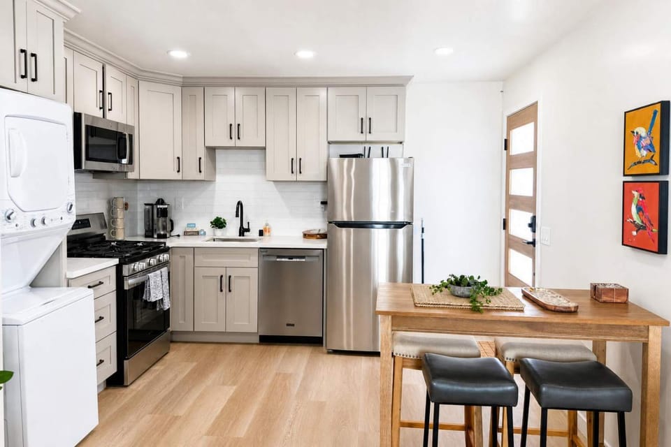 New Modern 1BR Apartment w Yard 3 blocks to Ocean Apartment in Pacific Beach