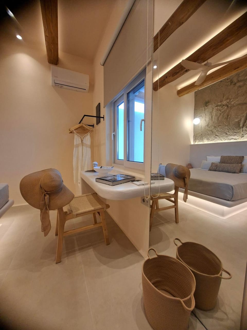 Pnoé Lounge Suite House in Milos