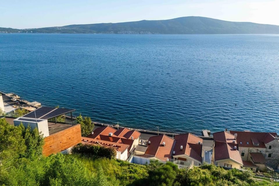 Elegant Seafront Apartment, Top Floor Oasis Apartment in Kotor Municipality