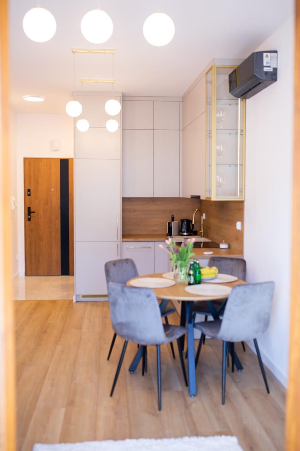 Kitchen or kitchenette, Living room, Seating area, Dining area