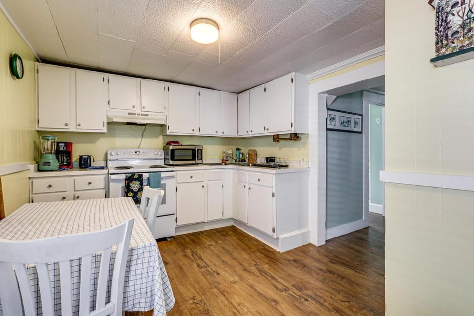 Near Trails & Lakes! Pemigewasset River Townhome House in Franklin