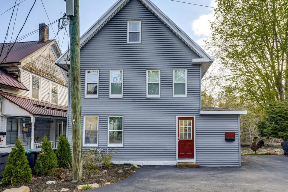 Near Trails & Lakes! Pemigewasset River Townhome House in Franklin