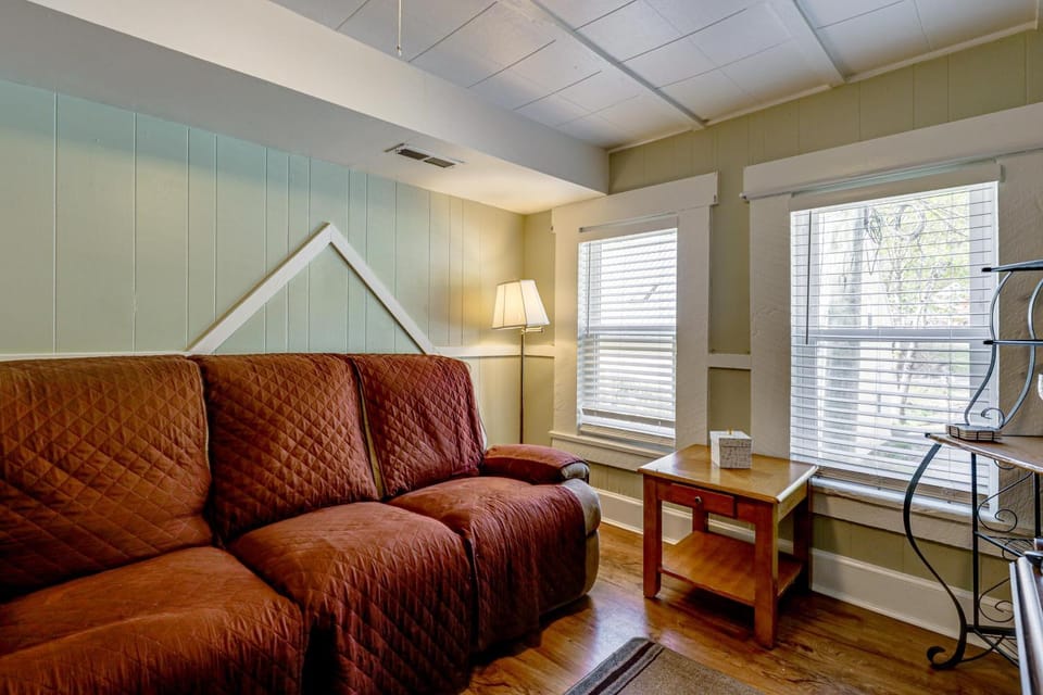 Near Trails & Lakes! Pemigewasset River Townhome House in Franklin