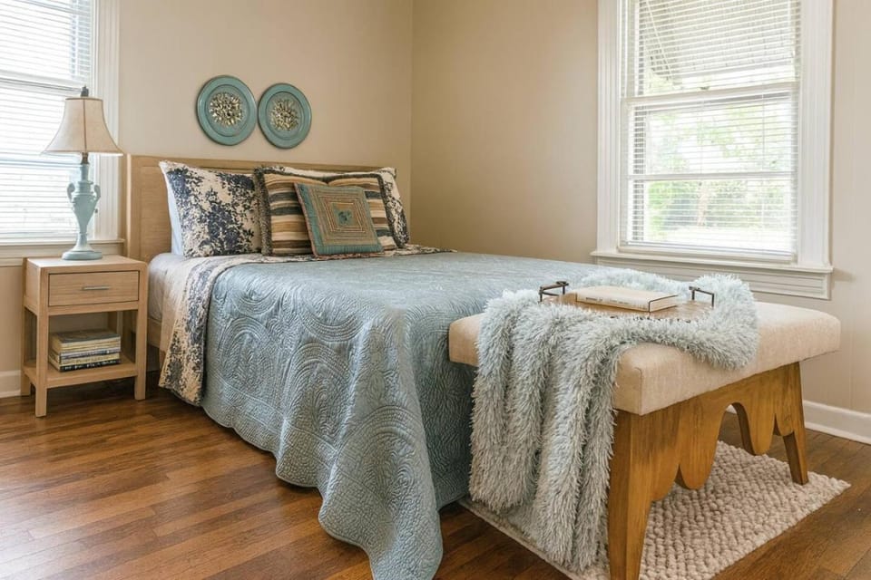 Cozy Cottage Centrally Located WorkerFriendly House in Sherman