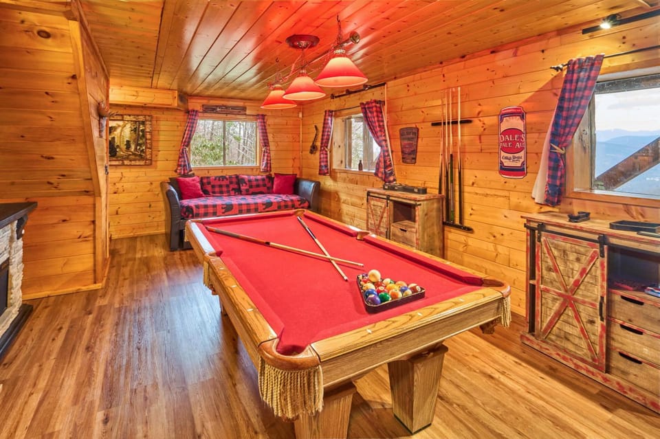 Bear Mountain Retreat House in Chalet Village