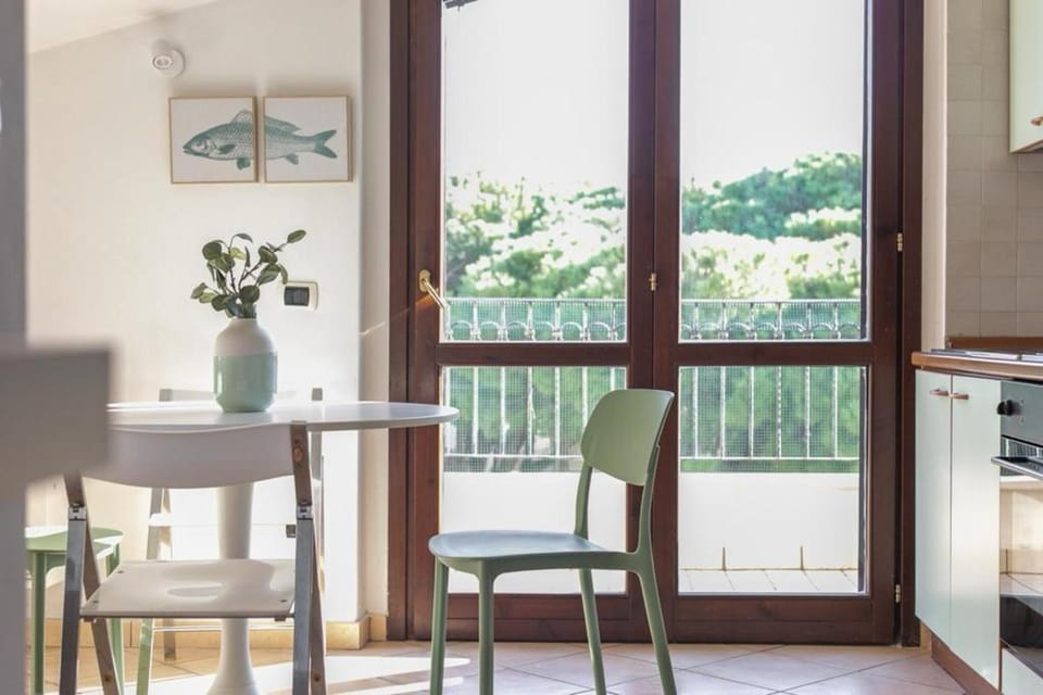 View (from property/room), Balcony/Terrace, Kitchen or kitchenette, Living room, Seating area, Dining area