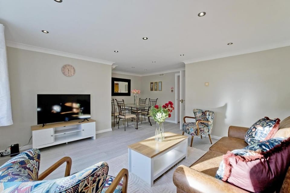 Living room, Seating area, Evening entertainment