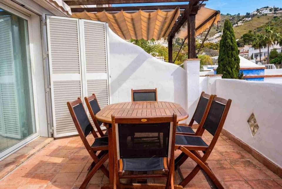 Property building, Balcony/Terrace, Living room