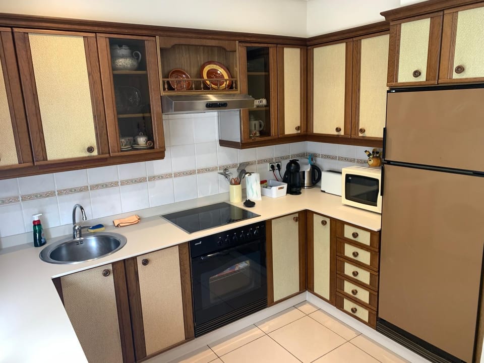 Coffee/tea facilities, Kitchen or kitchenette, oven, stove, toaster