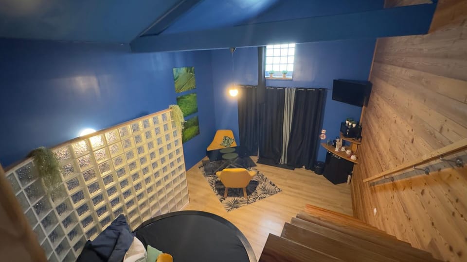 chambre AZZURO avec jacuzzi lit rond et jardin Bed and Breakfast in Nouvelle-Aquitaine