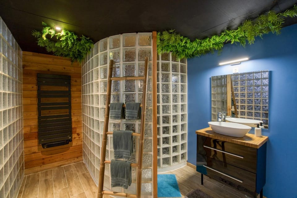 chambre AZZURO avec jacuzzi lit rond et jardin Bed and Breakfast in Nouvelle-Aquitaine