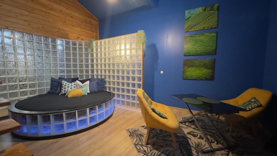 chambre AZZURO avec jacuzzi lit rond et jardin Bed and Breakfast in Nouvelle-Aquitaine