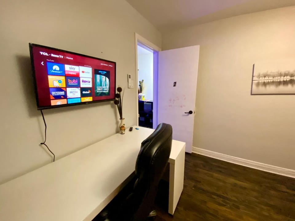 GUEST HOUSE - MontREAL Homes Apartment in Côte Saint-Luc