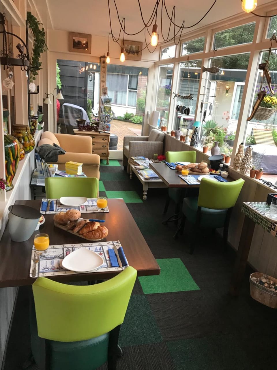 Food and drinks, Seating area, Food, Breakfast