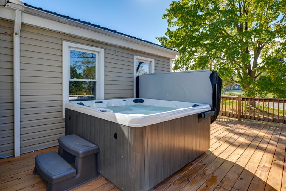 Wine Trail Retreat w/ Tiny Home & Hot Tub House in Seneca Lake