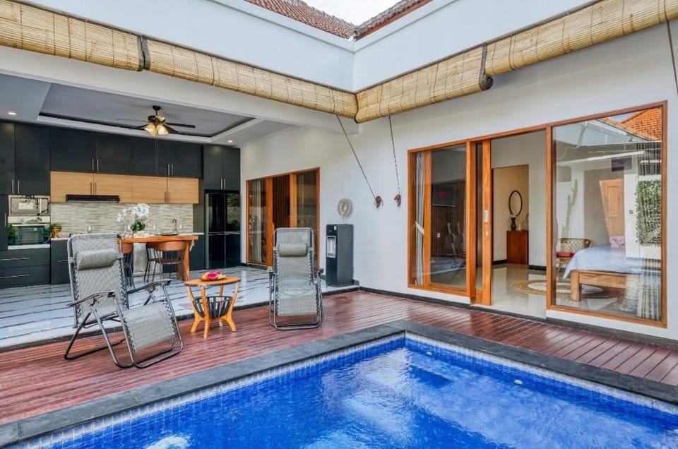Patio, View (from property/room), Dining area, Swimming pool