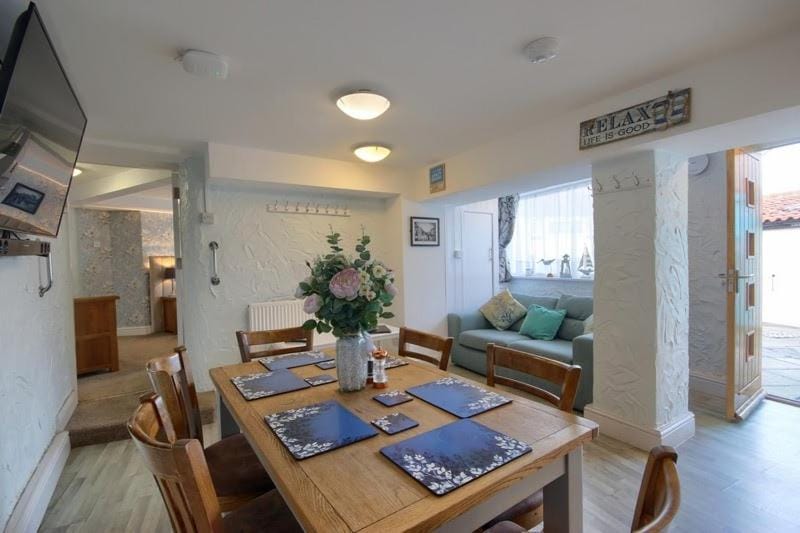 Seating area, Dining area