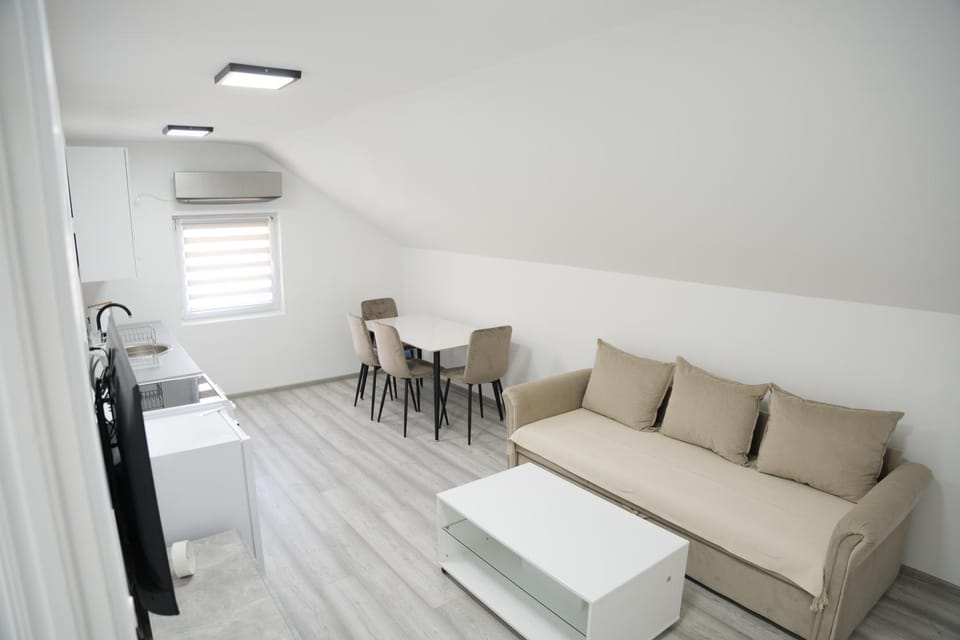 TV and multimedia, Kitchen or kitchenette, Living room, Seating area, Dining area