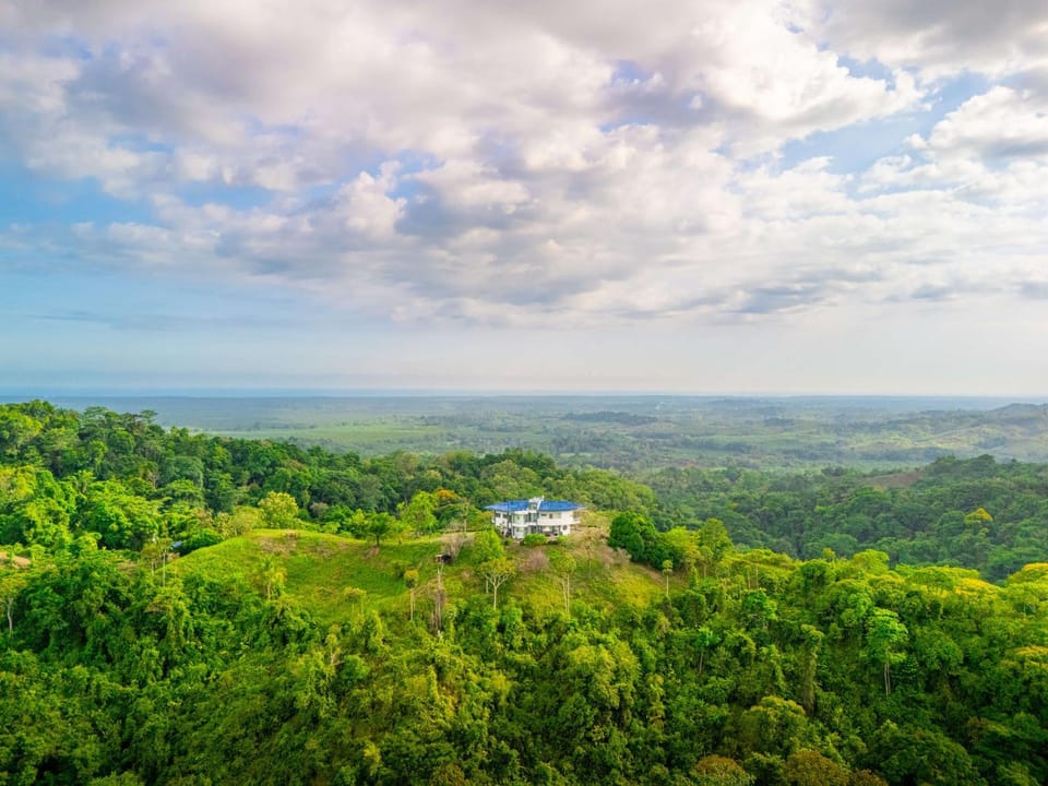 Privacy-Panoramic views-Large Pool-Mountain top House in Quepos