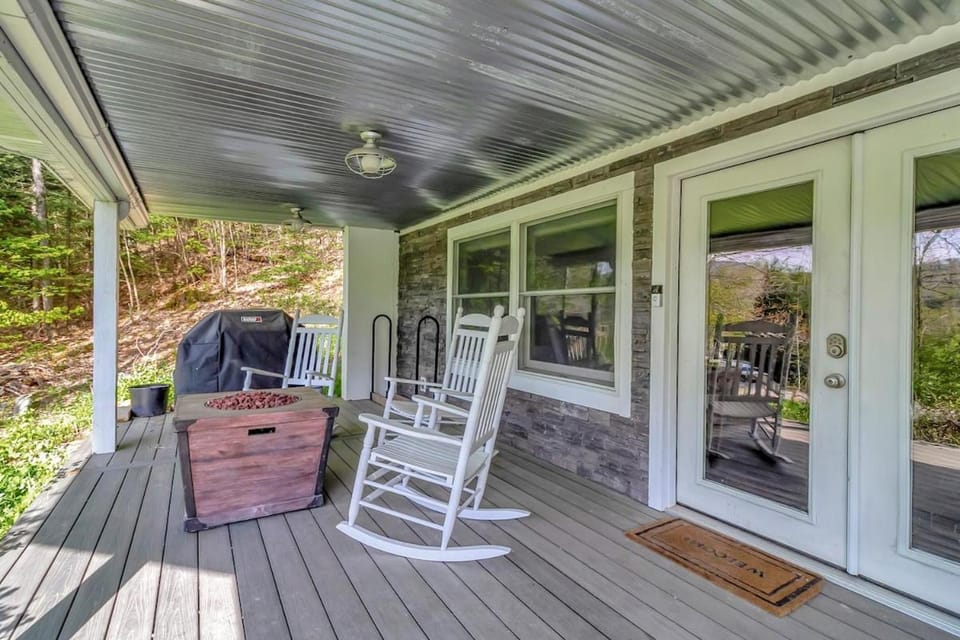 Pet Friendly duplex, 8 min to Stratton with fire pit, wood stove, BBQ grill House in Winhall