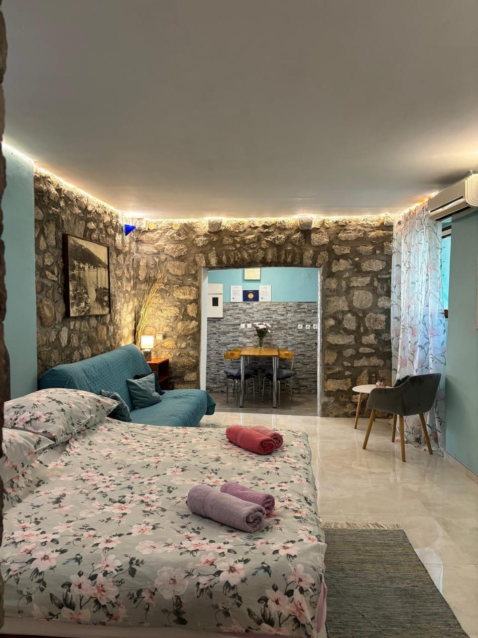 Bed, TV and multimedia, Photo of the whole room, Seating area, Bedroom, towels