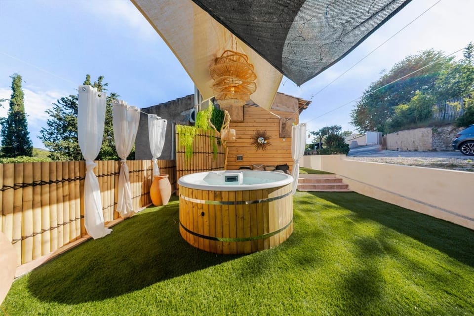 Le Cabanon Secret by Le Mas Aurel de Provence Love hotel in French Riviera