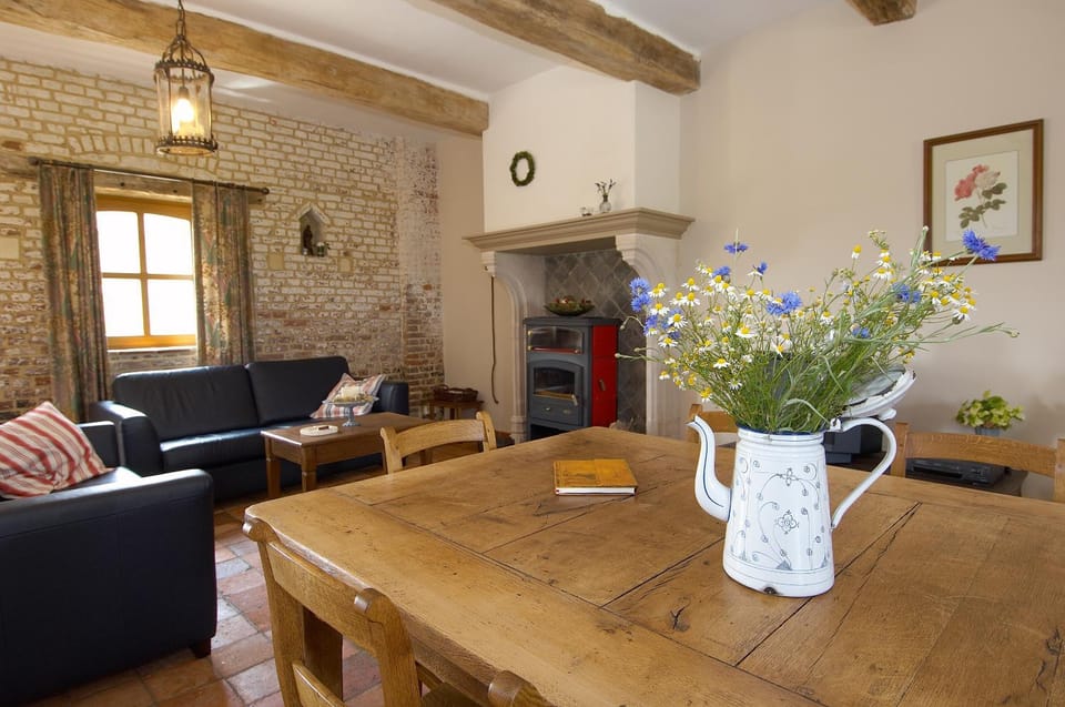 Living room, Decorative detail, Seating area, Dining area