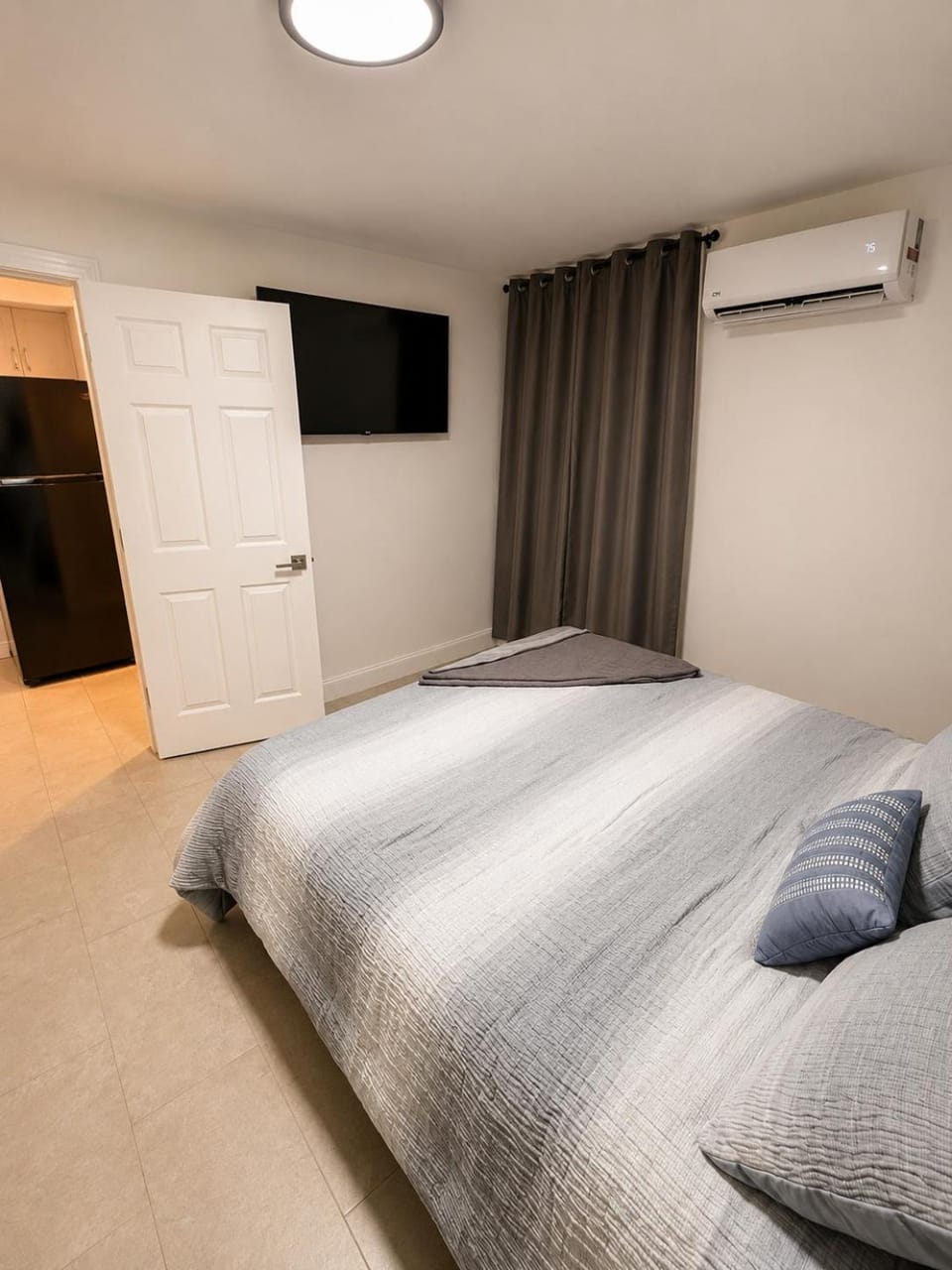 Bed, TV and multimedia, Bedroom, air conditioner