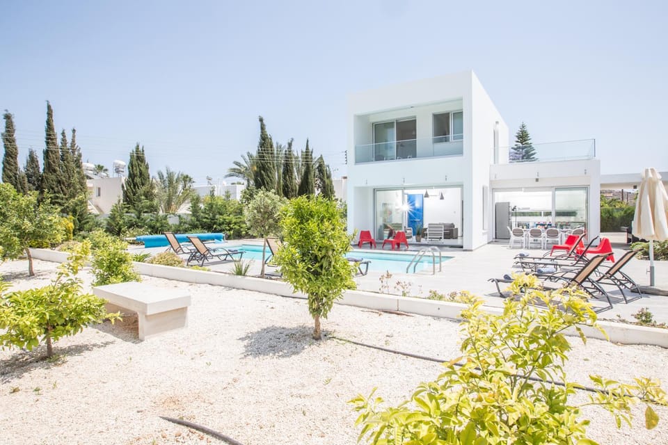 Property building, Garden, Seating area, Swimming pool, Swimming pool