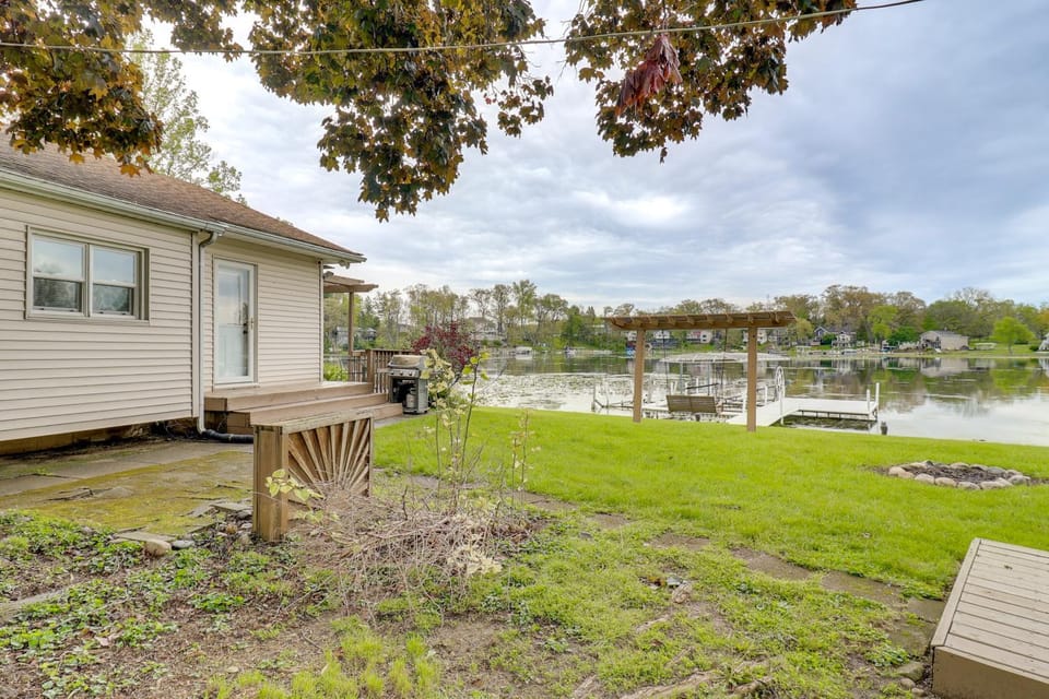 Waterfront Lake Webster Retreat w/ Pier & Views House in Indiana