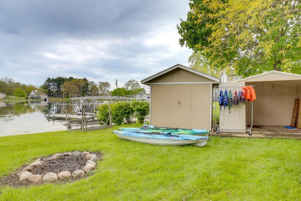 Waterfront Lake Webster Retreat w/ Pier & Views House in Indiana