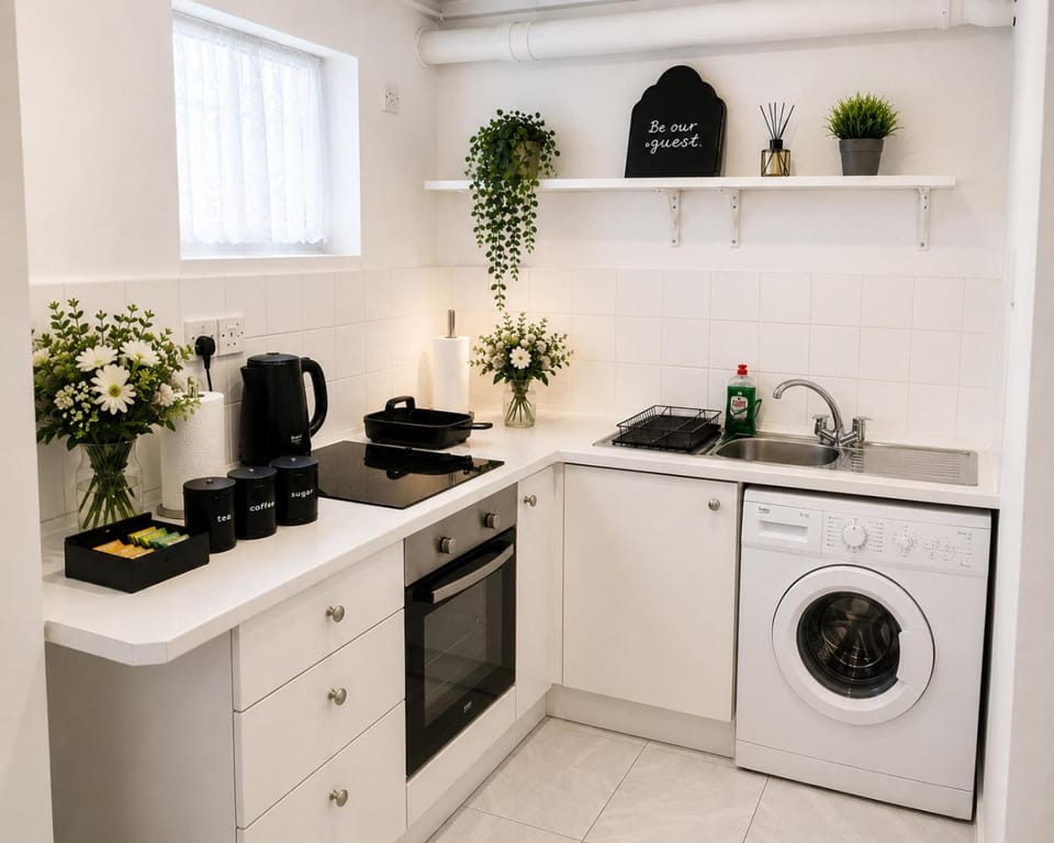 Modern Heathrow Apartment with Private Parking & Garden Apartment in Sipson