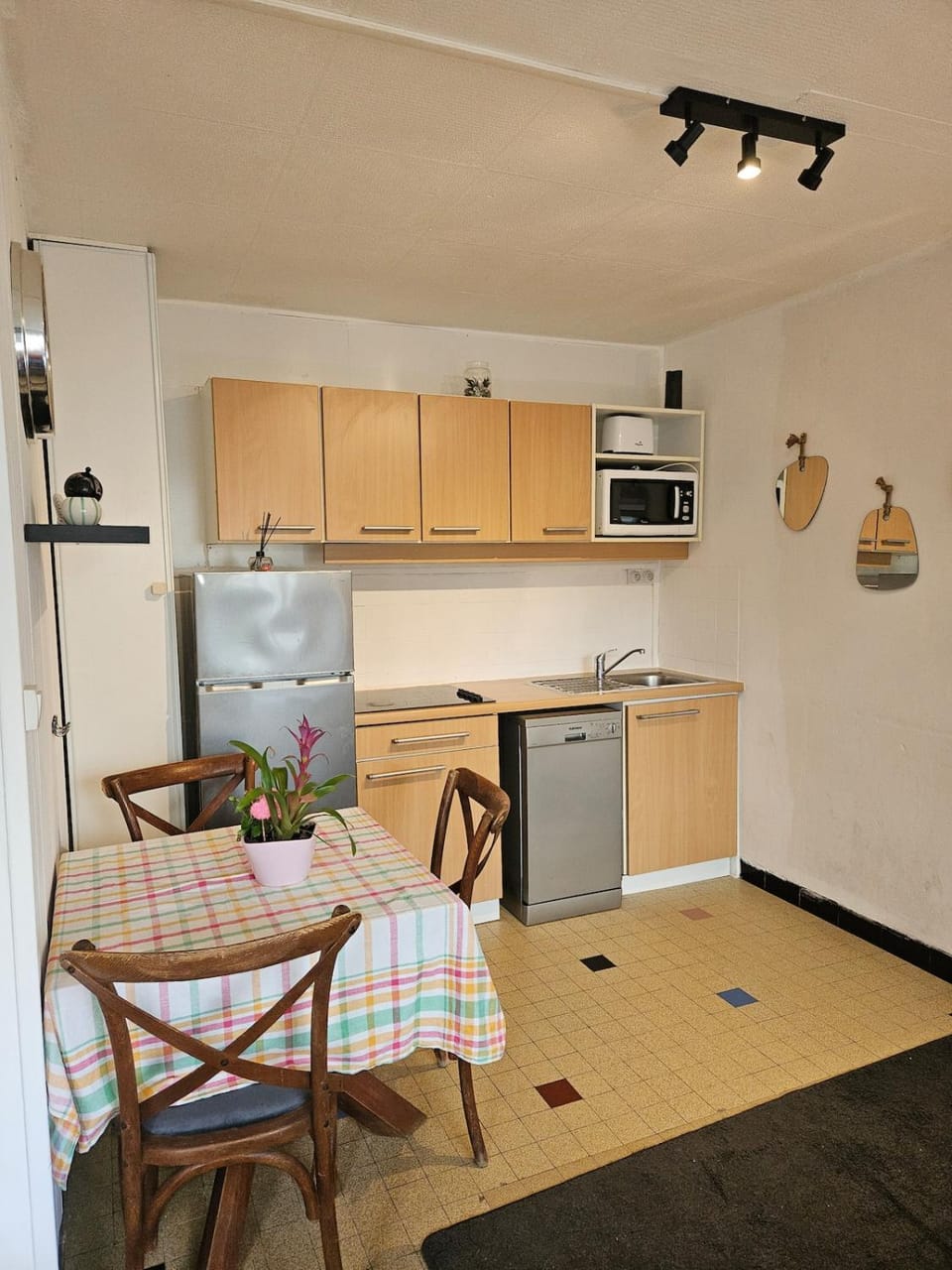 Seating area, Dining area