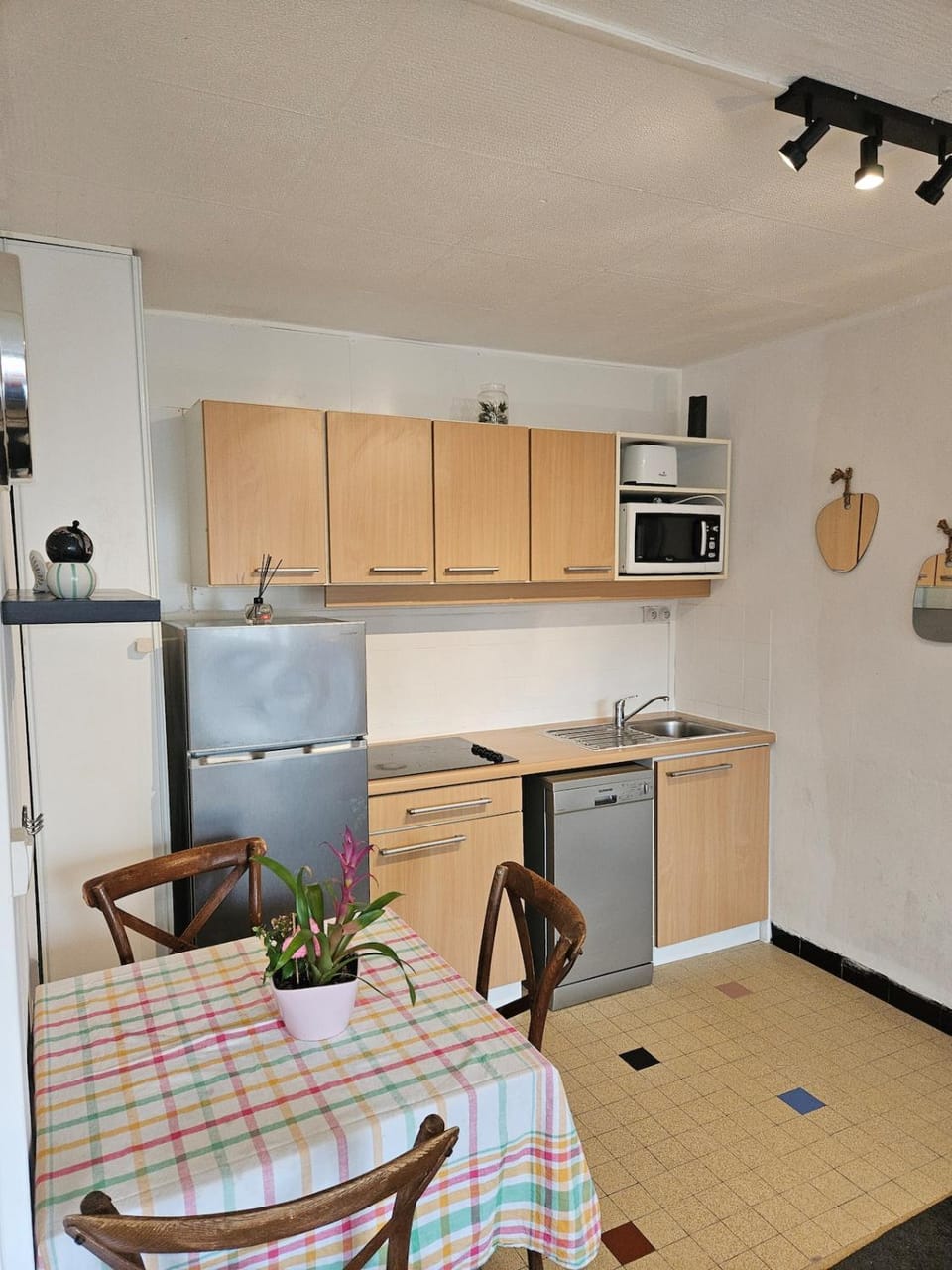 Kitchen or kitchenette, Dining area, dishwasher, pet friendly, stove