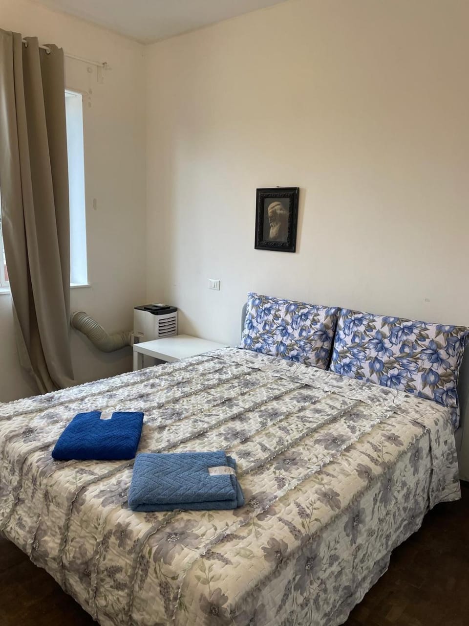 Photo of the whole room, Bedroom, towels