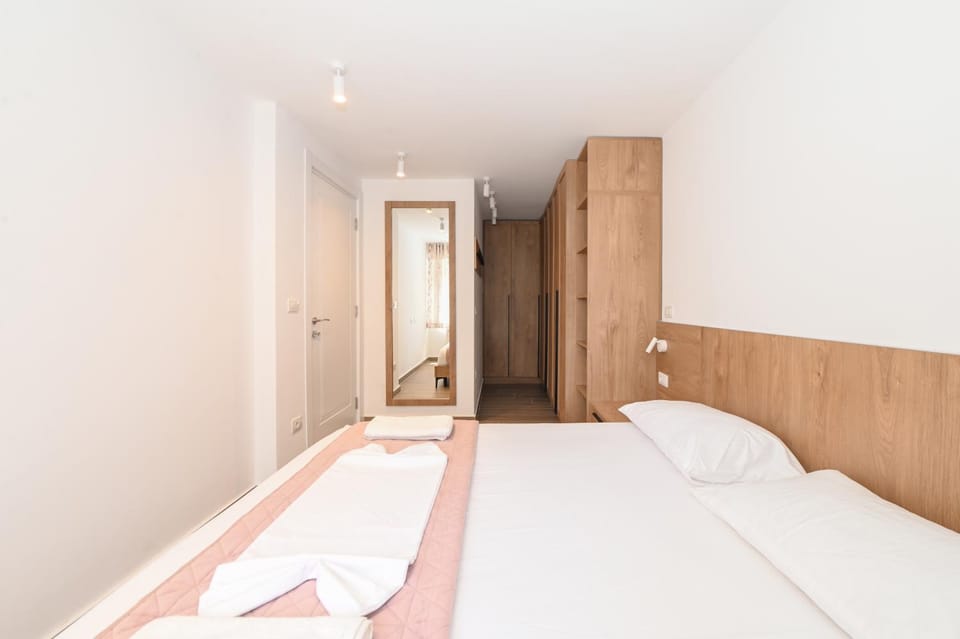 Photo of the whole room, Bedroom, wardrobe
