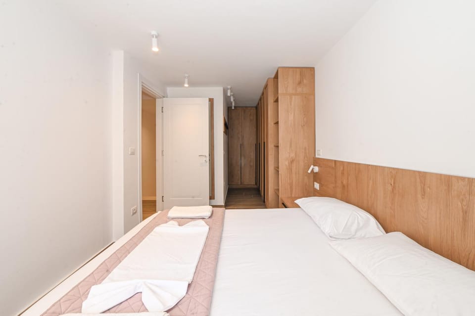 Bed, Bedroom, towels