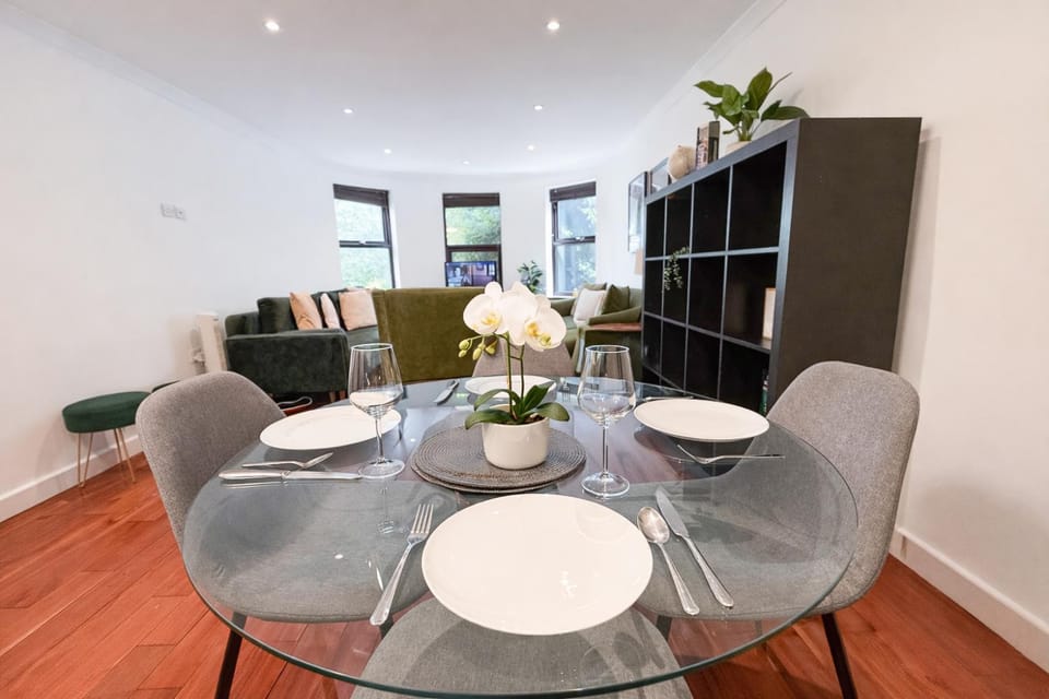 TV and multimedia, View (from property/room), Living room, Decorative detail, Seating area, Dining area, heating, internet